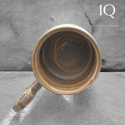 Designer-Keramiktasse mit geometrischem Griff – Beige und Braun – 235 ml