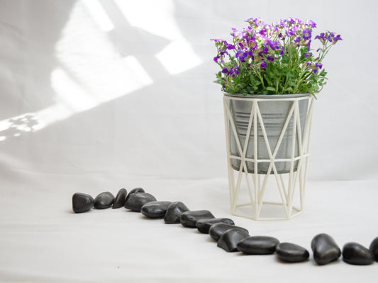 Upright Geometric Wire Vase Cage – Black Design for 10cm Pots & Wedding Table Decor