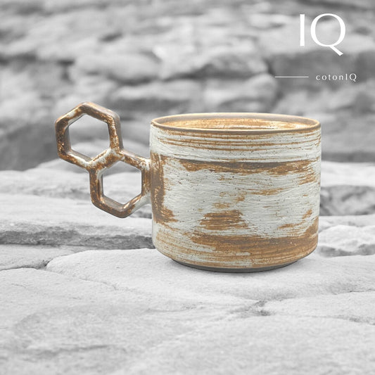 Designer-Keramiktasse mit geometrischem Griff – Beige und Braun – 235 ml