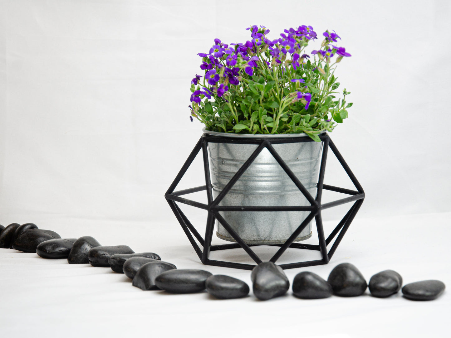 Geometric Wire Vase Cage – Modern Design for Weddings & Everyday Living