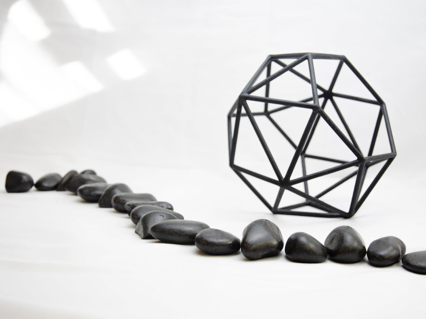 Geometric Wire Vase Cage – Modern Design for Weddings & Everyday Living