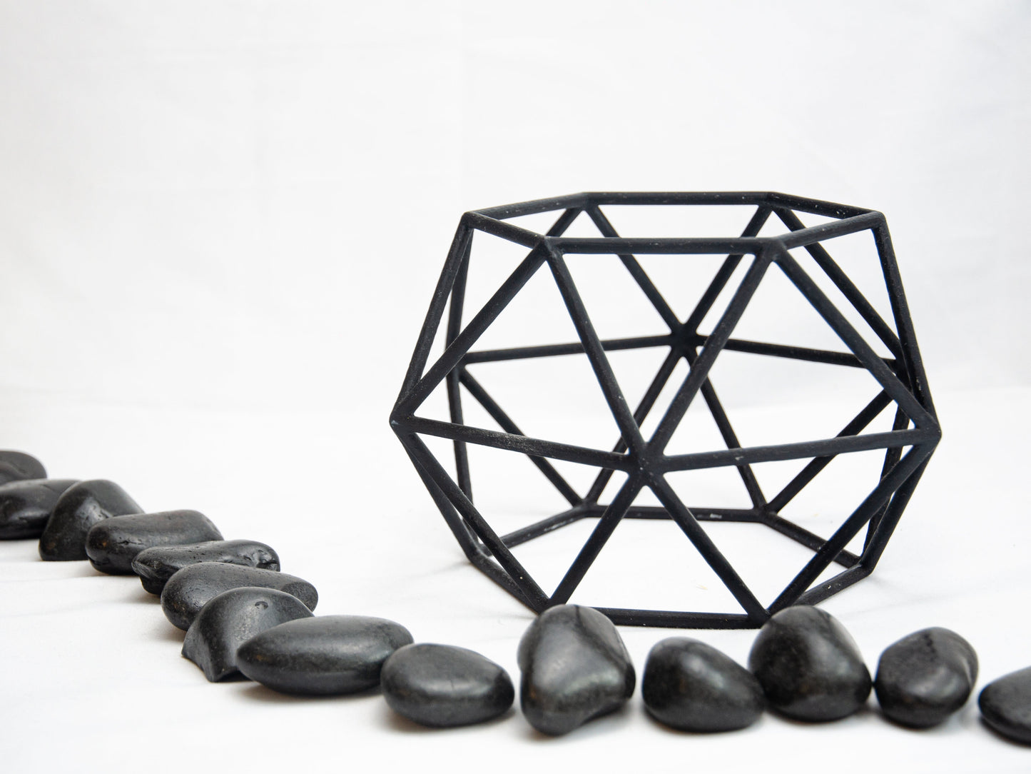 Geometric Wire Vase Cage – Modern Design for Weddings & Everyday Living