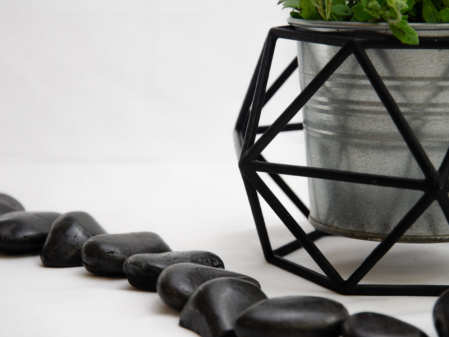 Geometric Wire Vase Cage – Modern Design for Weddings & Everyday Living